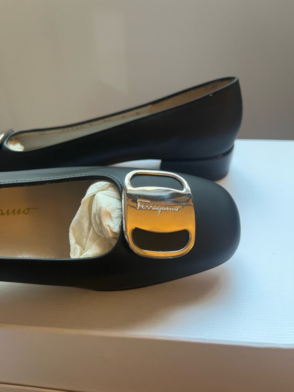 Salvatore Ferragamo Black Leather Vara Mid Heel Pump with Silver Buckle Sz 5 - Picture 4 of 6